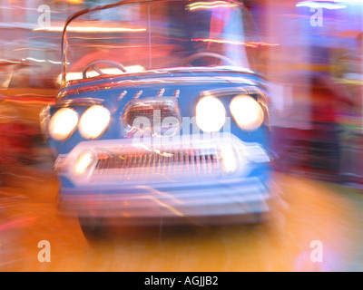 L'entraîneur bleu miniature en mouvement à carrousel de foire Banque D'Images