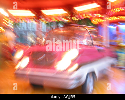 Rose miniature voiture en mouvement au carrousel de foire Banque D'Images