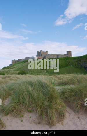 Château de Bamburgh vue de la plage Banque D'Images