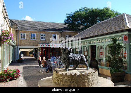 'L'Woolmarket' shopping precinct, Cirencester, Gloucestershire, Angleterre, Royaume-Uni Banque D'Images