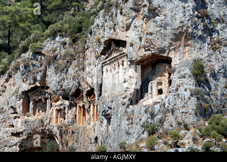 Tombeaux lyciens au-dessus de la rivière Dalyan près de l'ancienne ville Kaunos en Turquie Banque D'Images