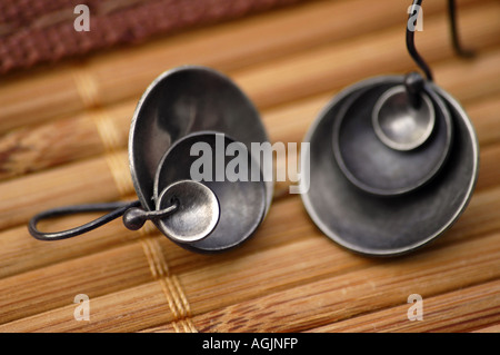 Boucles d'oreilles en forme de dôme de disques de Sterling. Banque D'Images