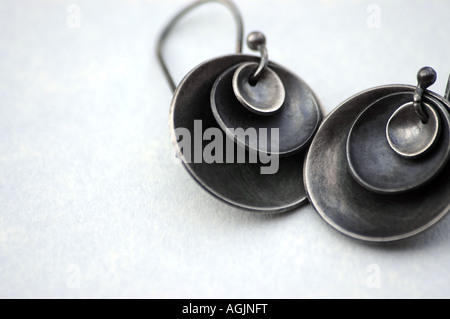 Boucles d'oreilles en forme de dôme de disques de Sterling. Banque D'Images