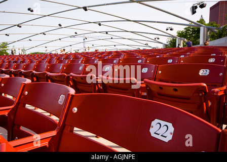 Chaises rouges à le pavillon Jay Pritzker au Millennium Park dans le centre-ville de Chicago en Illinois Banque D'Images