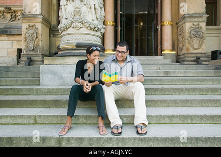 Couple de touristes sur les étapes du musée Banque D'Images