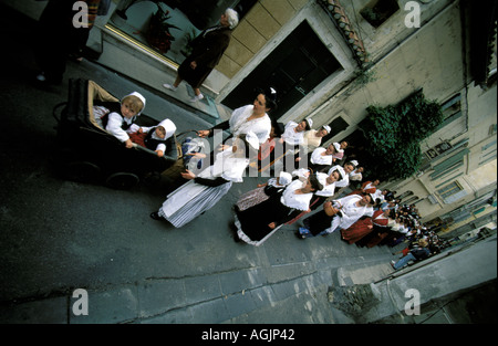 Arles une procession traditionnelle à la Fete des Gardians festival Banque D'Images