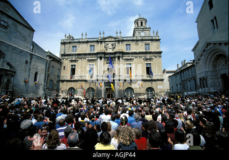 Arles a une foule rassemblée à l'hôtel de ville pour voir la nouvelle Miss Arles à Fete des Gardians festival Banque D'Images