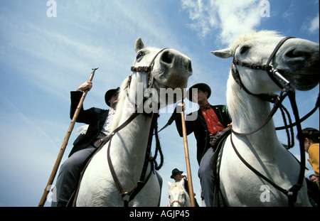 Arles gardians à cheval à la Fete des Gardians festival Banque D'Images