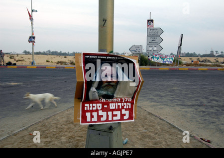 Une affiche contre le retrait israélien de la bande de Gaza qui se lit 'expulsion - Danger pour nous tous' dans une colonie juive de Gush Katiff road junction dans la bande de Gaza Banque D'Images