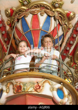 Frère et sœur sur un champ de foire ride Banque D'Images