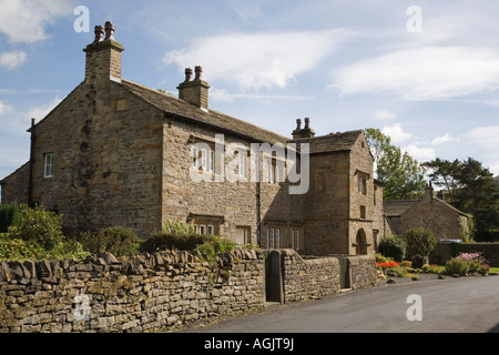 Vieille maison en pierre et mur dans joli village pittoresque préservé dans la 'forêt de Bowland AONB, M. Downham Lancashire England UK Banque D'Images