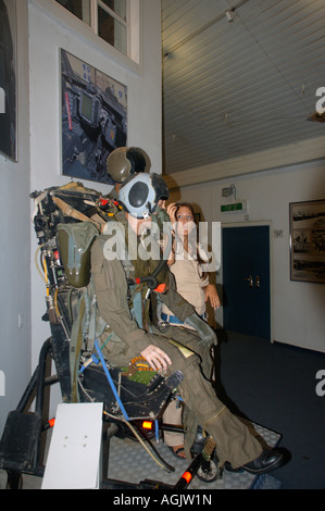 Musée de l'air israélienne le centre national de patrimoine de l'aviation d'Israël une femme soldat expliquant l'instructeur Banque D'Images