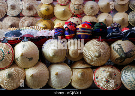 Chapeau chinois en vente dans le marché à Yangshuo Guangxi Chine Banque D'Images