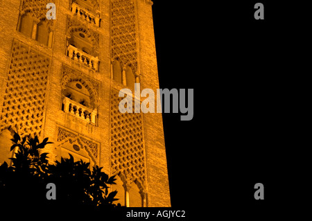 Vue de nuit de la tour Giralda de Séville Espagne Banque D'Images