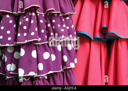 Close up de couleurs vives des volants sur deux robes de flamenco à Séville, Espagne Banque D'Images