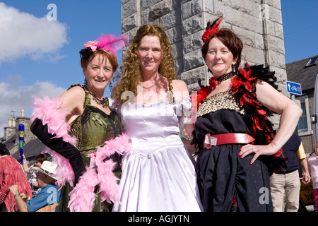 La musique écossaise Creetown événement Festival de musique country de l'ouest sauvage trois danseuses en costume à Adamson Square Ecosse Banque D'Images