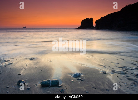 Crépuscule sur la plage de Trevellas Porth, près de St Agnes Cornwall UK Banque D'Images