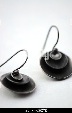 Boucles d'oreilles en forme de dôme de disques de Sterling. Banque D'Images