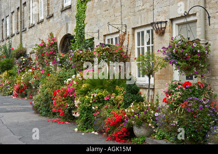 Un affichage floral le long de Cecily Hill Cirencester Gloucestershire Angleterre Banque D'Images