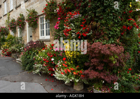 Un affichage floral le long de Cecily Hill Cirencester Gloucestershire Angleterre Banque D'Images