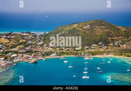 Union Island dans les Grenadines Caraïbes c'est un port d'escale pour de nombreux bateaux disponibles qui sont venus visiter les Tobago Cays Banque D'Images