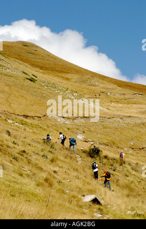 Randonneurs dans le parc national des Monts Sibyllins, Le Marches, Italie Banque D'Images