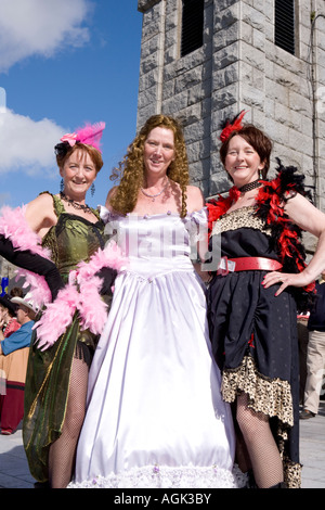 La musique écossaise Creetown événement Festival de musique country de l'ouest sauvage trois danseuses en costume à Adamson Square Ecosse Banque D'Images