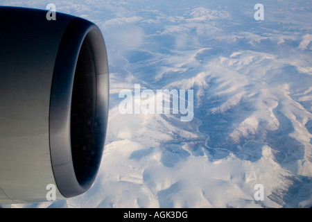 Coup d'aile d'avion graphique et moteur en muntain éventail couvert de neige de la Sibérie Banque D'Images