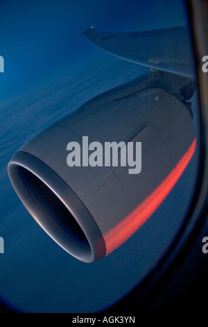 Coup d'aile d'avion graphique et moteur prise au lever du soleil montrant l'éclairage rouge rose depuis les avions de balise d'identité Banque D'Images