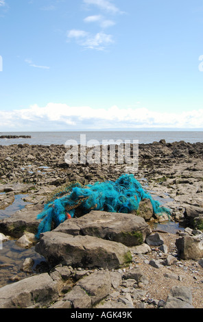 Les plastiques de filet de pêche accroché sur les roches nombre 2517 Banque D'Images