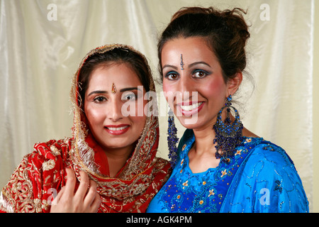 Les femmes asiatiques traditionnelles indiennes dans des robes avec des bijoux, boucles d'oreilles, tikka et bindi Banque D'Images