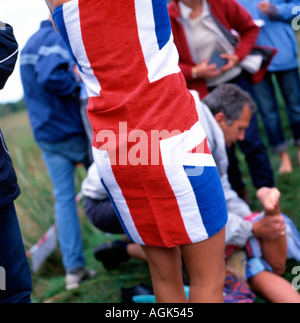 Vue arrière Femme enveloppée dans une serviette drapeau Union Jack aux Championnats du monde de plongée avec tuba à Llanwrtyd Wells Powys Mid Wales UK KATHY DEWITT Banque D'Images