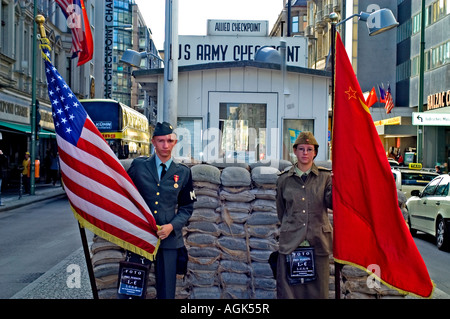 Checkpoint Charlie Checkpoint ( C ) a été le plus connu au point de passage du mur de Berlin entre Berlin Est et Berlin Ouest pendant la Banque D'Images