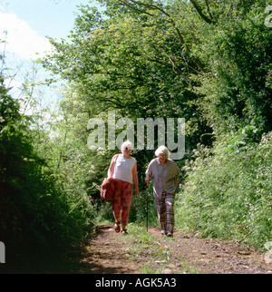 Une femme active positive de la région des années 80 marchant avec sa fille adulte près du lac Llangorse dans le parc national de Brecon Beacons, Royaume-Uni KATHY DEWITT Banque D'Images