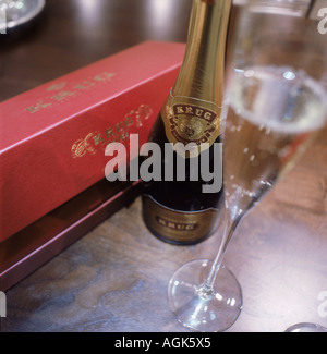 Bouteille de champagne Krug grande cuvée Brut avec boîte rouge et verre rempli de champagne Banque D'Images