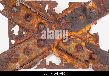 Plaque boulonnée et struts fer rouillé gravement décisions lettre X Banque D'Images