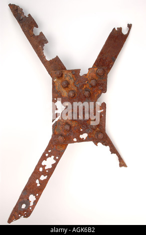 Fer à repasser, plaque vissée et struts gravement rouillés. Banque D'Images