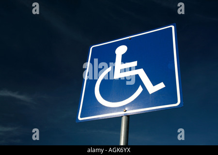 Parking handicapé typique chanter dans une vue horizontale contre un ciel bleu profond Banque D'Images