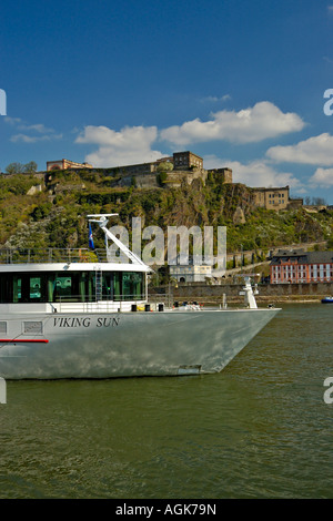 Coblence ; bateau de croisière Viking Sun', 'amarré sur le Rhin avec la forteresse Ehrenbreitstein en arrière-plan. Banque D'Images