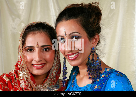 Les femmes asiatiques traditionnelles indiennes dans des robes avec des bijoux, boucles d'oreilles, tikka et bindi Banque D'Images