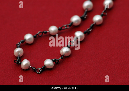 Bracelet fait main de perles d'eau douce blanche filaire. Banque D'Images