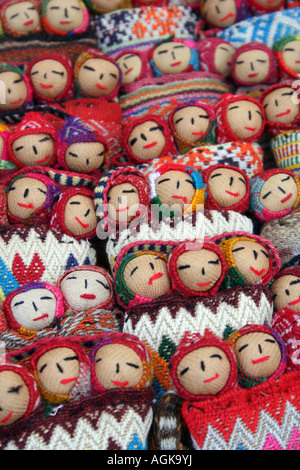 Tas de poupées tissées à la main pour la vente d'une femme Quechua dans un marché d'artisanat à Aguas Caliente, le Pérou. Banque D'Images