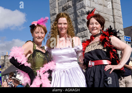 La musique écossaise Creetown événement Festival de musique country de l'ouest sauvage trois danseuses en costume à Adamson Square Ecosse Banque D'Images