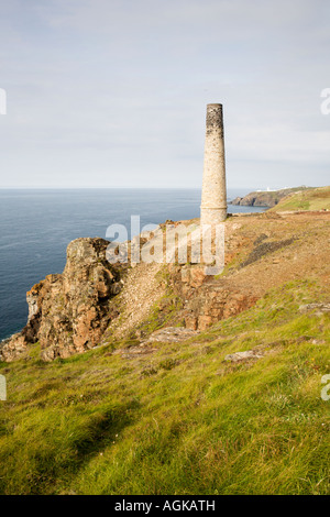 Le calcinateur cheminée à Levant en mine près de St Just à Cornwall Banque D'Images