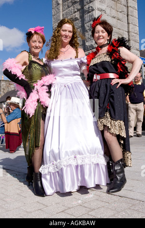 La musique écossaise Creetown événement Festival de musique country de l'ouest sauvage trois danseuses en costume à Adamson Square Ecosse Banque D'Images