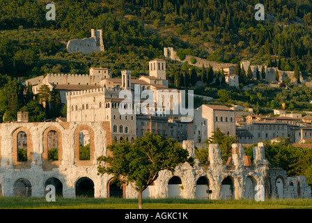 Gubbio Ombrie Italie Les vestiges du théâtre romain de premier plan inférieur et la ville médiévale sur les pentes du Monte Ingino Banque D'Images