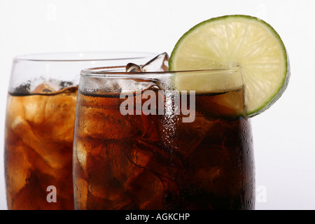 Un verre de Coca Cola avec des glaçons et une tranche de citron Coke boisson gazeuse images photos vente sur alamy horizontal aux USA US haute résolution Banque D'Images