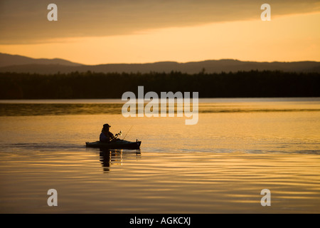 Pêche à la ligne à partir d'un kayak sur l'Étang des Indiens de la rivière Kennebec près de Moosehead Lake Maine administré par Plum Creek Banque D'Images