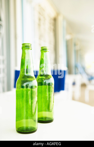 Close-up de deux bouteilles de vin vide sur une table Banque D'Images