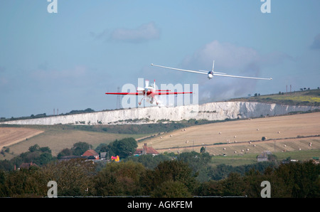 S-1 Swift glider et Extra 300 L de l'avion de remorquage exécutant des manœuvres aérobies à Shoreham Airshow, aéroport de Shoreham, West Sussex, angleterre, Royaume-Uni Banque D'Images